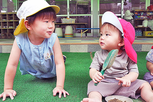 向かいの光の園幼稚園の園庭で遊ぶことも。